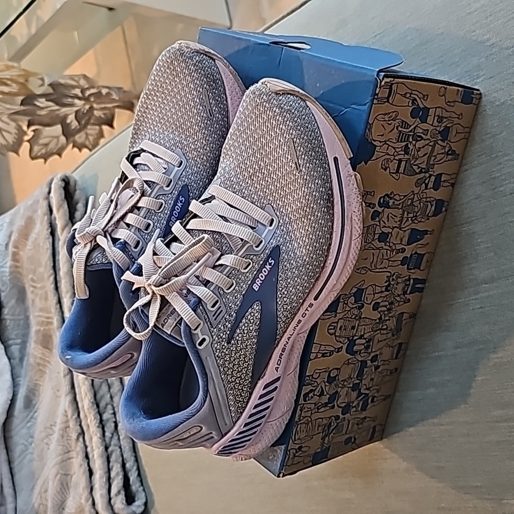 Brooks sneakers - Picture 3 of 8